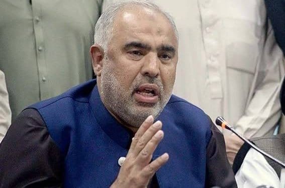 "صوابی میں اسد قیصر میڈیا سے گفتگو کرتے ہوئے، عمران خان کی فوری رہائی اور 5 اگست کے پرامن احتجاج کا اعلان کرتے ہوئے، پس منظر میں PTI کے جھنڈے اور صحافیوں کا ہجوم موجود۔"