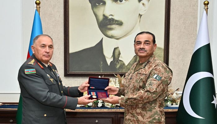 فیلڈ مارشل عاصم منیر کو آذربائیجان کا اعلیٰ فوجی ایوارڈ دیتے ہوئے کرنل جنرل کریم ولیوف