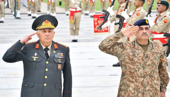 فیلڈ مارشل عاصم منیر کو آذربائیجان کا اعلیٰ فوجی ایوارڈ دیتے ہوئے کرنل جنرل کریم ولیوف