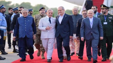 "وزیراعظم شہباز شریف وزیراعظم ہاؤس اسلام آباد میں ایران کے صدر مسعود پزشکیان کا پرتپاک استقبال کرتے ہوئے، گارڈ آف آنر پیش کیا جا رہا ہے۔"