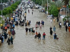 کراچی میں موسلا دھار بارش کے باعث سڑکیں زیر