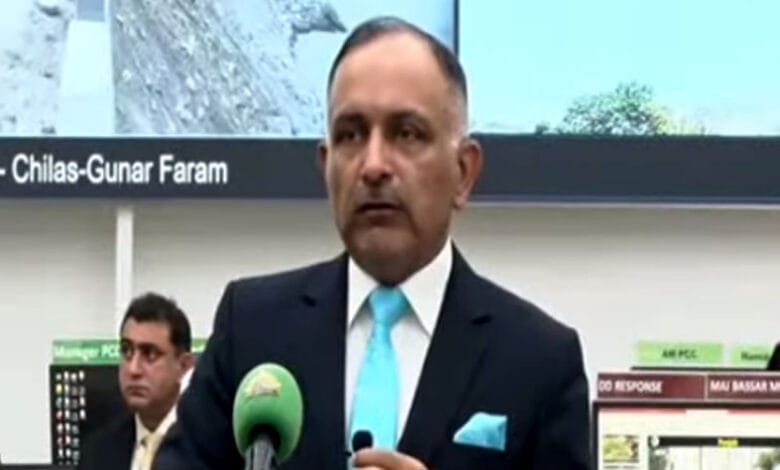 این ڈی ایم اے چیئرمین لیفٹیننٹ جنرل انعام حیدر پریس کانفرنس کرتے ہوئے – فائل فوٹو