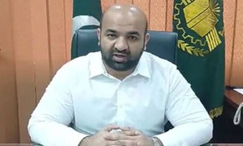 وزیر تعلیم پنجاب رانا سکندر حیات پریس کانفرنس کرتے ہوئے