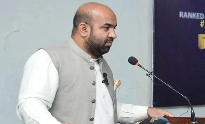 پنجاب کے وزیر تعلیم رانا سکندر حیات اسیسمنٹ ٹیسٹ کے نفاذ کا اعلان کرتے ہوئے