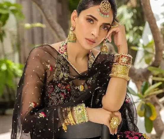 "صبا قمر صحت یابی کے بعد دوبارہ شوٹنگ سیٹ پر موجود — فوٹو: فائل"