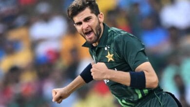 پاکستانی فاسٹ باؤلر شاہین آفریدی ویسٹ انڈیز کے خلاف ون ڈے میچ میں وکٹ لینے کے بعد خوشی کا اظہار کرتے ہوئے