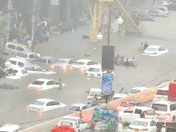 کراچی میں موسلا دھار بارش کے باعث سڑکیں زیر