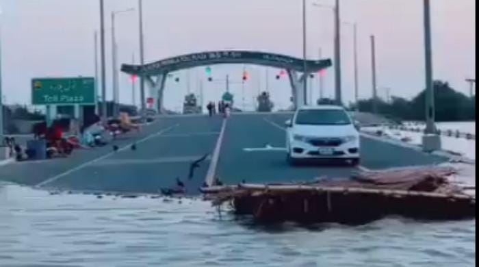 جلالپور پیروالا کے قریب سیلاب سے متاثرہ موٹروے کا حصہ