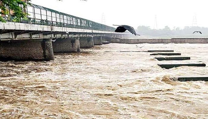 ہتھنی کنڈ بیراج سے پانی چھوڑے جانے کے بعد دریائے جمنا میں پانی کی سطح خطرناک حد تک پہنچ گئی ہے