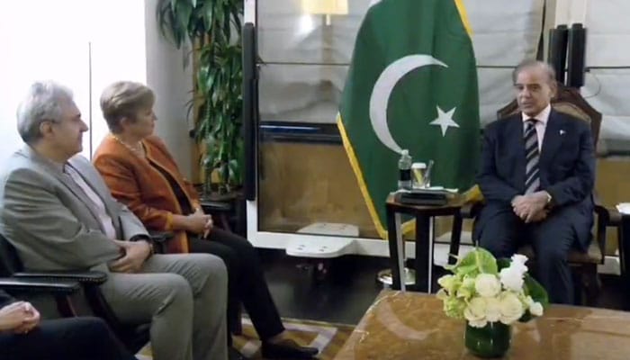 وزیراعظم کا مطالبہ: سیلاب کے اثرات کو آئی ایم ایف کے معاشی جائزے میں شامل کیا جائے