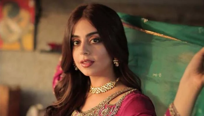 یشما گل کا انکشاف: مغربی لباس اور نیل پالش کے ساتھ نماز پڑھنے پر تنقید کا سامنا