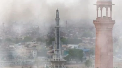 لاہور میں شدید اسموگ کے باعث شہریوں کو گھروں میں رہنے کی ہدایت
