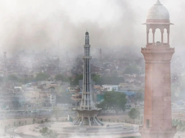 لاہور میں شدید اسموگ کے باعث شہریوں کو گھروں میں رہنے کی ہدایت